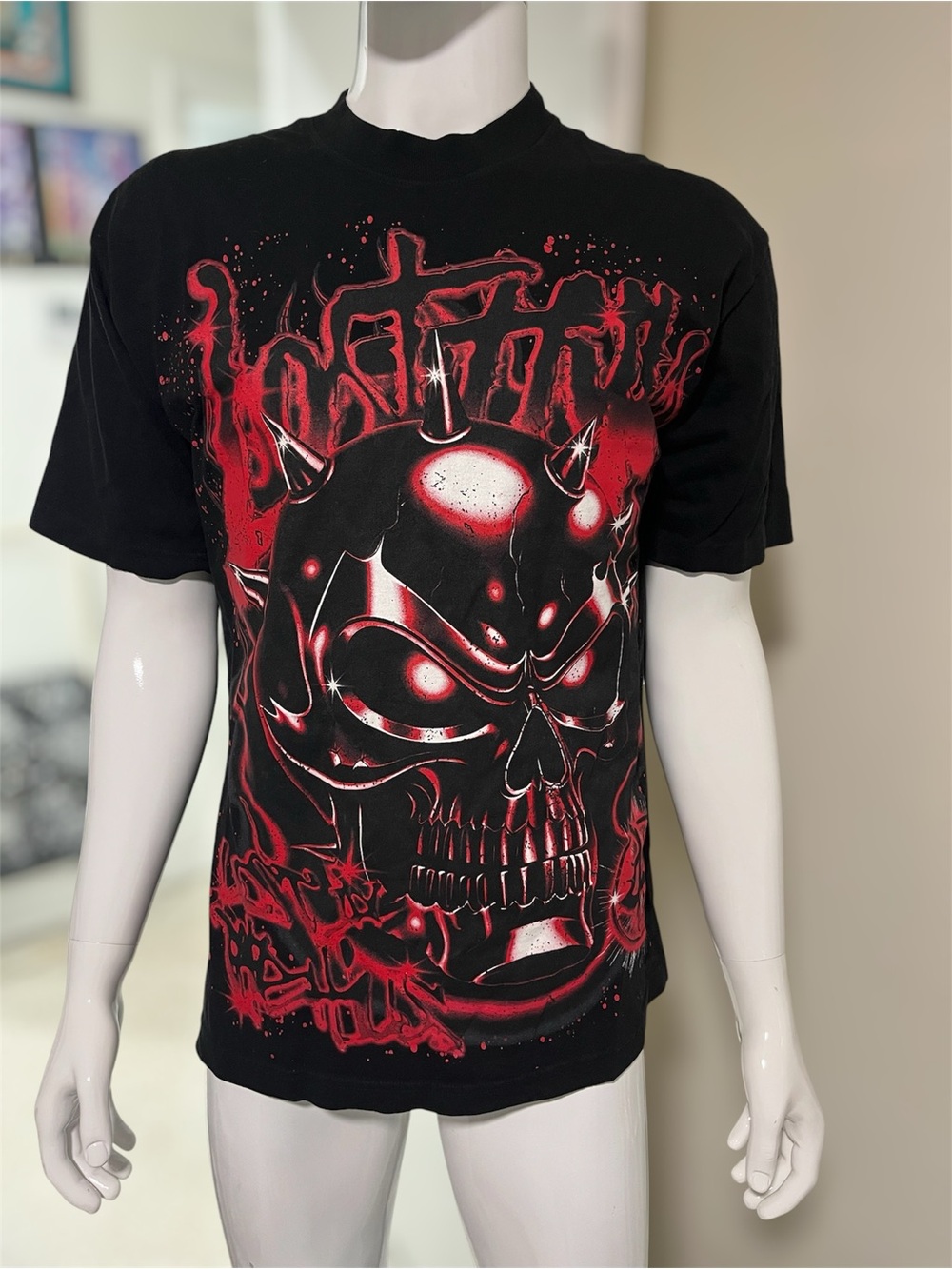 Lost hills black and red with skull t shirt size M 100% cotton.